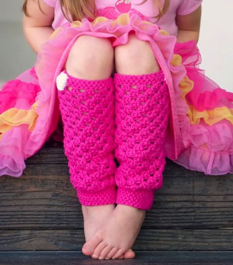 These leg warmers are adorable - free pattern Crochet Legwarmers, Crochet Baby Leg Warmers, Crocheted Socks, Leg Warmers Crochet Pattern, Leg Warmers Pattern, Beginning Crochet, Crochet Boot Cuffs, Baby Leg Warmers, Crochet Leg Warmers