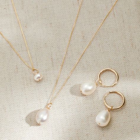 Pearl Gold Jewellery, Single Pearl Pendant, Single Pearl Necklace, Single Pearl, Elegant Necklace, White Gold Necklaces, Gold Earrings Designs, Minimal Jewelry, Gold Necklace Designs