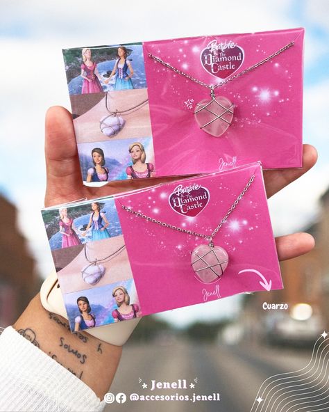 Collares inspirados en la película de Barbie y el Castillo de Diamantes 💖✨ Etiqueta a tu mejor amiga para que compartan collares 🥰🌸 #barbie #castillodediamantes #twins #mejoramiga #collares #aceroinoxidable #cuarzo #jenell #accessories Enchanted, Twins, Castle