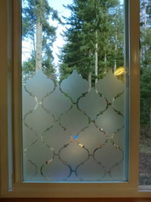 Make window made more private using contact paper. Hantverk Diy, Privacy Window, Bathroom Window, Eclectic Living, Window Privacy, Privacy Glass, Window Films, Bathroom Windows, Trendy Bathroom