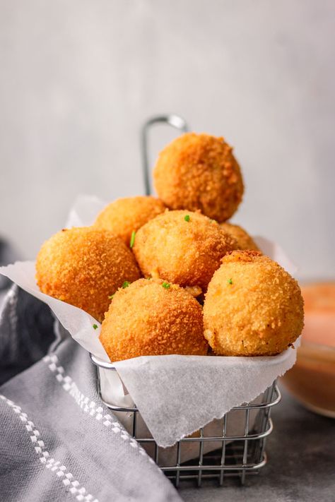 Loaded Mashed Potato Balls - The Dinner Bite Cheese Potato Balls, Loaded Mashed Potato Balls, Mashed Potato Balls Recipe, Fried Mashed Potato Balls, Mashed Potato Bites, بطاطس مهروسة, Fried Mashed Potatoes, Potato Balls Recipe, Potato Cheese Balls