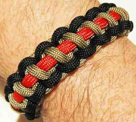 DIY Paracord Bracelet Ideas - Tri-Color Cobra Survival Paracord Bracelet - Tutorials for Easy Woven Paracord Bracelets | Survival and Stitched Patterns With Instructions and How To Three Color Paracord Bracelet, 550 Cord Bracelets, Paracord Bracelet Instructions, Bracelet Instructions, Paracord Watch, Paracord Survival Bracelet, Paracord Bracelet Patterns, Paracord Bracelet Tutorial, Paracord Braids