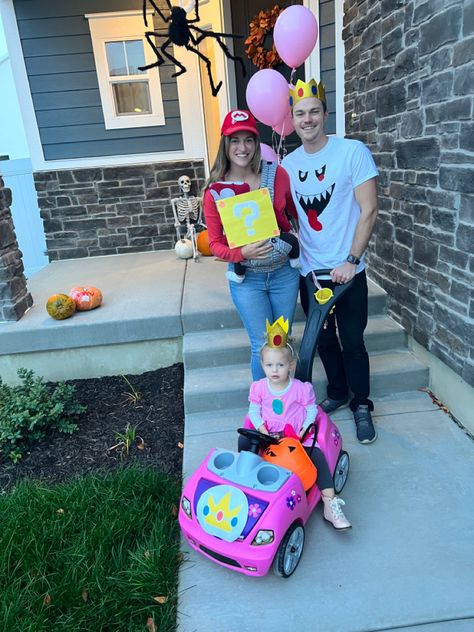 Mario Cart Halloween Wagon, Halloween Costume With Stroller, Mario Kart Family Costumes, Super Mario Family Costume, Mario Family Costume, Mario Family Halloween Costumes, Mario Party Costume, Brother Halloween Costumes, Wagon Costume