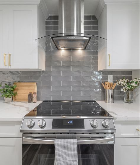 Kitchen Blacksplash With White Cabinets And Dark Grey Countertops, White Kitchen Cabinets Grey Backsplash, White Counters Grey Backsplash, Kitchen Backsplash White Cabinets Gray Counter, White Shaker Kitchen Backsplash Ideas, Grey Cabinets With White Backsplash, Kitchen Grey Backsplash, Kitchen With Gray Subway Tile Backsplash, Grey Tile Kitchen Backsplash