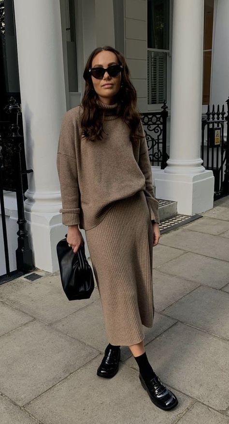 Library Dress, Brown Knit Skirt, Beige Skirt Outfit, Plus Size 2022, Austria Winter, Beige Knit Dress, Knitted Dress Outfit, Knit Skirt Outfit, Cold Fashion