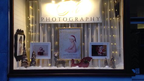 Photography Window Display, Photography Studio Window Display, Photo Studio Decor, Storefront Ideas, Winter Window Display, Studio Display, Photo Studio Design, Store Front Windows, Photography Studio Design