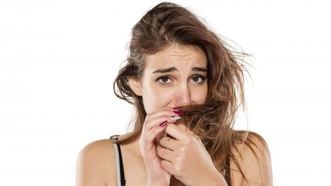 While many people in the United States now wash their hair on a near-daily basis, there are others who've joined the "No Poo" movement and given up shampoo entirely. Is that a good idea? Well, here's what could happen when you give up on washing your hair. Greasy Hair Remedies, Smelly Scalp, Smelly Hair, Onion Juice For Hair, Oily Roots, Washing Your Hair, Second Day Hairstyles, Oily Scalp, Greasy Hair Hairstyles