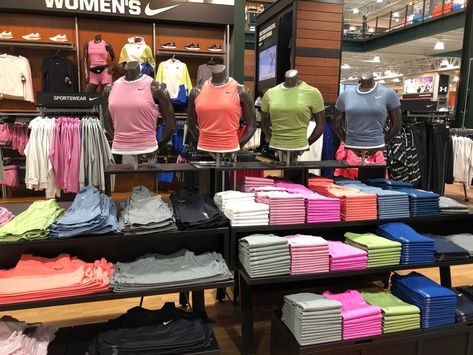 Retail Marketing, Apparel Merchandising, Color Story, Visual Display, Color Stories, Color Wheel, Coordinating Colors, Visual Merchandising, Colour Images