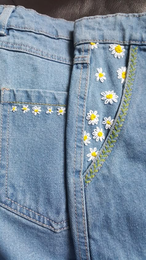 17 Aesthetic, Jean Diy, Embroidery Jeans Diy, Denim Aesthetic, Outfits Skirt, Haute Couture Embroidery, Diy Jeans, Denim Embroidery, Couture Embroidery