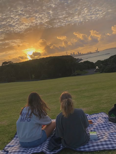 Picnic Vibes Aesthetic, Friends Outing Aesthetic, Aesthetic Friend Activities, Best Friend Activities Aesthetic, Friends Sunset, Friends Picnic Aesthetic, Aesthetic Picnic Pictures, Chilling With Friends Aesthetic, Best Friends Picnic Aesthetic