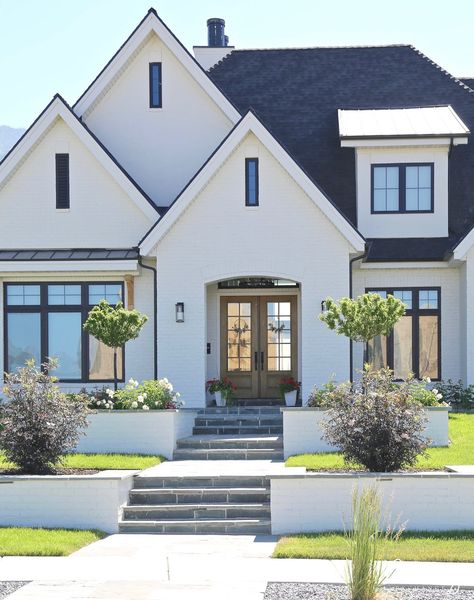 Beautiful Emerging Home Exterior Trends Modern Front Courtyard Entrance, Beach Exterior Design, Modern Farm Exterior, Cottage Style Exterior Homes, French Country Modern Exterior, European Home Exterior, Modern Cottage Exterior, Modern Home Exteriors, European Farmhouse Style