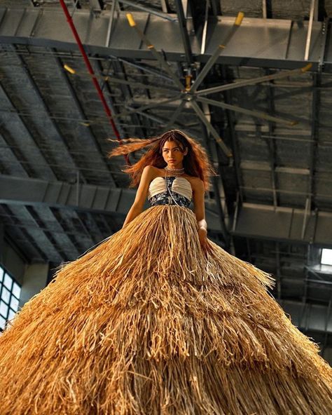 @dayasspidey on Instagram: “Zendaya for Garage magazine wow She Did That!!” Raffia Skirt, Simone Leigh, Ryan Mcginley, Bday Shoot, Zendaya Style, Beyond Beauty, Zendaya Coleman, Brick House, Model Life