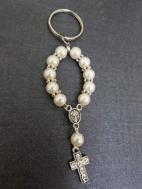 Rosary Keychain, Beaded Foot Jewelry, Mini Rosaries, Rosary Jewelry, Catholic Jewelry, Planner Charms, Easy Diy Jewelry, Foot Jewelry, Handmade Jewelry Diy