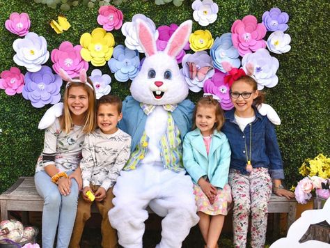 Easter Backdrop Ideas Diy, Easter Bunny Photography, Easter Bunny Picture Backdrop Ideas, Easter Photo Booth Backdrop, Spring Photo Booth Ideas, Easter Bunny Backdrop Ideas, Easter Bunny Pictures Backdrop, Easter Bunny Pictures With Kids, Easter Photobooth Ideas