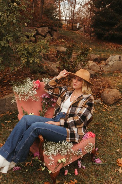 Flower pink vintage chair photoshoot Cute Vintage Photoshoot Ideas, Photoshoot With Chair Outside, Antique Photoshoot Vintage, Unique Outdoor Senior Pictures, Vintage Chair In Field Photoshoot, Antique Chair Photoshoot, Senior Picture Ideas Chair, Chair In Woods Photoshoot, Wheel Barrel Photoshoot