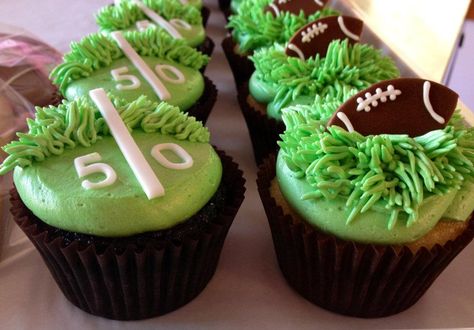 Football Cupcakes..I'm going to attempt to perfect these tomorrow morning before DW's 10th Birthday Party!! Superbowl Cake, Sport Cupcakes, Football Cupcakes, Sport Cakes, Football Birthday Party, Football Cake, Football Food, Themed Cupcakes, Occasion Cakes