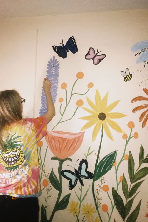 #wallmurals #paint #diy #flowers #paintedflowers Daisy Mural, Paint Diy, Diy Flowers, Garden Wall, Wall Mural, Flower Painting, Wall Murals, Daisy, Mural