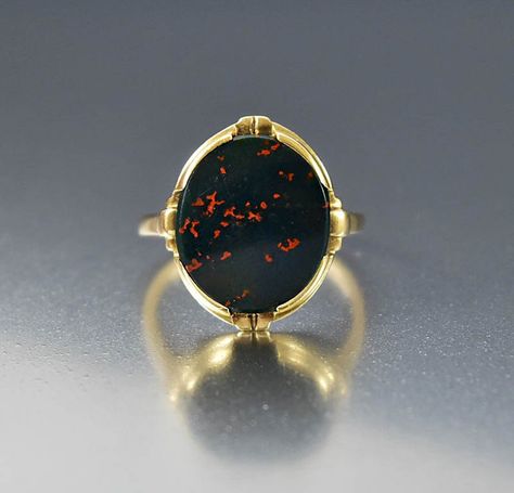 Vintage Jewelry 1920, Vampire Wedding, Bloodstone Jewelry, Bloodstone Ring, Vintage Jewelry Antique, Forever Rings, Antique Jewellery Online, Art Deco Gold, Stone Gold