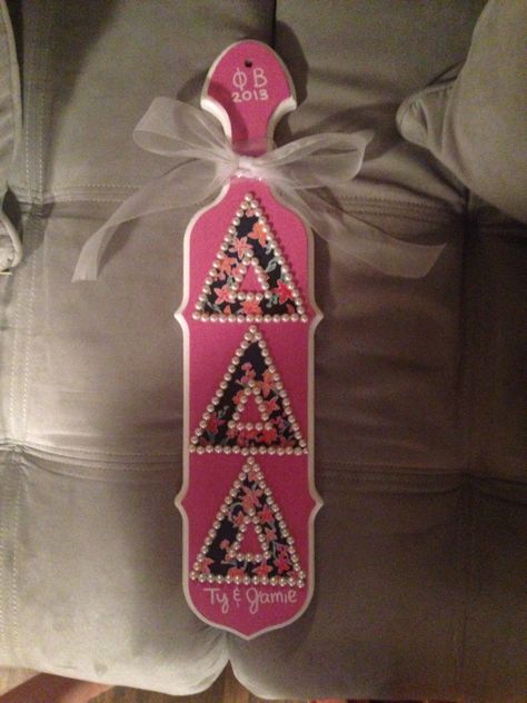 My beautiful paddle Tri Delta Paddle Ideas, Greek Life Paddles, Greek Paddle Ideas, Sorority Plaques, Sorority Paddles Ideas, Chi Omega Crafts, Greek Accessories, Paddle Ideas, Greek Paddles