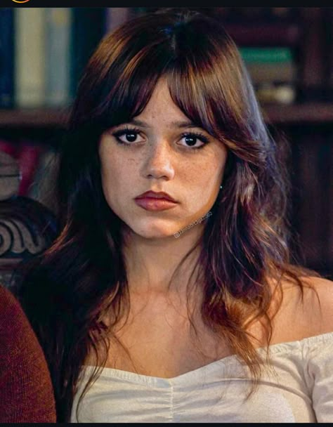 Bangs And Glasses, Female Villains, Girl Movies, Fringe Hairstyles, Long Hair With Bangs, Dangerous Woman, Jenna Ortega, Girls Makeup, Cairo