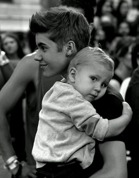 Justin Bieber with his little bro, Jaxon Bieber. Jaxon Bieber, Justin Bieber Outfits, Justin Bieber Images, Justin Bieber Wallpaper, Justin Bieber Photos, Bieber Fever, Justin Bieber Pictures, I Love Justin Bieber, Love Justin Bieber