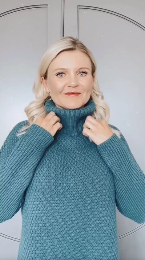 How To Roll Turtle Neck Sweater, How To Fold A Turtleneck Sweaters, How To Fold A Turtleneck Neck, How To Fold Turtle Neck Collar, How To Style Oversized Turtleneck, Jewelry With Turtleneck Sweater, How To Wear A Cowl Neck Sweater, Turtle Neck Hacks, How To Wear A Turtleneck Sweater