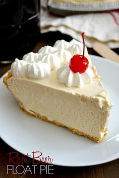 This Root Beer Float Pie is perfect! Creamy, dreamy, icy and sweet, it's packed with that nostalgic, old-fashioned root beer flavor! Tennessee Recipes, Root Beer Float Pie, Root Beer Float Recipe, Milk Pudding, Beer Float, Pumpkin Recipes Dessert, Root Beer Float, Sweet Pie, Pie Cake