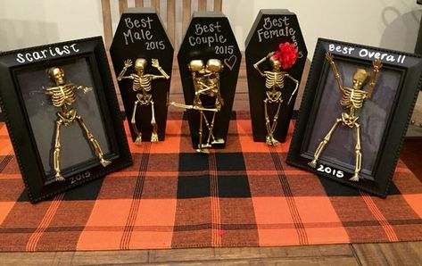 Easy DIY Dollar Store Costume Contest Trophies for Halloween Costume Contest Trophies, Halloween Bricolage, Halloween Trophies, Halloween Prizes, Meme Costume, Hallowen Ideas, Halloween House Party, Hallowen Costume, Halloween Garden