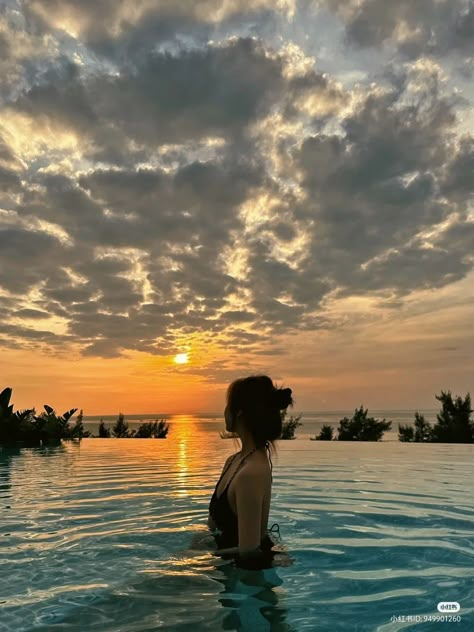 Sunset Pool Pictures, Ulzzang Girl Beach, Swimming Pose Ideas, Girl Swimsuit Aesthetic, Swimming Pool Pose Ideas, Swimming Pool Outfit Ideas, Pool Pics Aesthetic, Pool Picture Ideas Instagram, Gf Poses