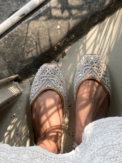 White Jutti, Pakistani Shoes, Elegant Shoes Heels, Fashion Dream Job, Desi Love, Eid Outfit, Desi Fashion Casual, Desi Aesthetic, Indian Photoshoot