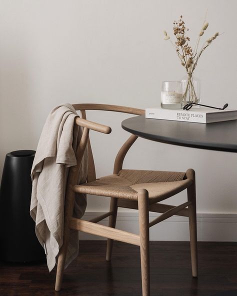 Wishbone Chair Dining Room, Carl Hansen Wishbone Chair, Wishbone Chair Dining, Wegner Wishbone Chair, Minimalism Inspiration, Wegner Chair, Warm Minimalism, Carl Hansen & Son, Oak Chair