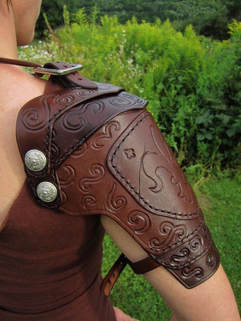 Athos Pauldron by https://www.deviantart.com/dragonsbanearmoryfx on @DeviantArt Leather Pauldron, Renn Faire, Forest Festival, Leather Armour, Awesome Cosplay, Leather Ideas, Leather Armor, Medieval Armor, Leather Crafts