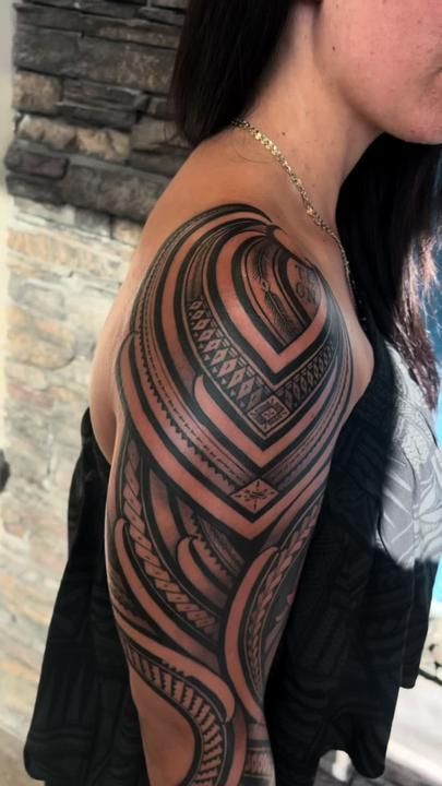 akb_future on TikTok Fijian Tattoo Women, Lace Sleeve Tattoos, Samoan Patterns, Floral Back Tattoos, Dinosaur Tattoo, Polynesian Tattoos Women, Wrap Around Tattoo, Tattoo Beautiful, Polynesian Tattoo Designs