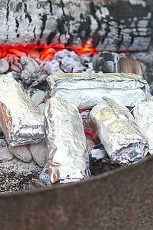 21 Foil-Wrapped Camping Recipes Campfire Breakfast Burritos, Campfire Breakfast, Foil Dinners, Foil Packet Meals, Foil Packets, Campfire Food, Campfire Cooking, Camping Recipes, Fire Cooking