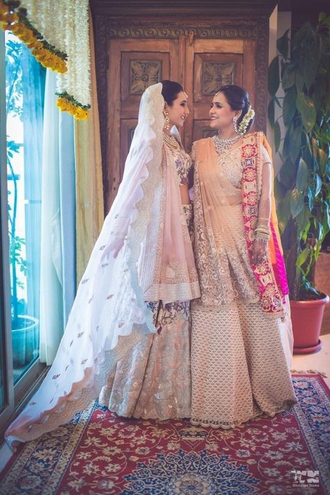 Best Indian Outfit Ideas For The Mother Of The Bride Father Of The Bride Outfit, Mother Of The Bride Looks, Non Traditional Wedding Rings, Bride’s Mother, Mother Daughter Fashion, Traditional Wedding Rings, Bride Looks, Brides Mom, Wedding Lehenga Designs