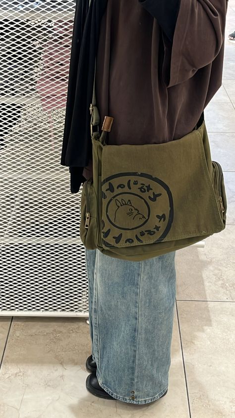 Totoro Bag Outfit, Totoro Messenger Bag Outfit, Messenger Bag Outfit, Messenger Bag Aesthetic, Outfit Ngampus, Boyish Outfits, Oversize Outfit, Hippie Aesthetic, Things I Need To Buy