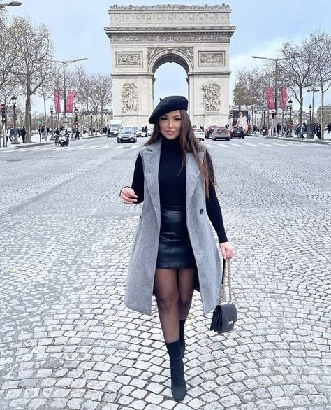 #OutfitIdeas #Outfits #OutfitIdeasForSchool #OutfitsAesthetic #OutfitInspoFall #OutfitInspoCasual #OutfitsForSchool #OutfitInspirations #OutfitIdeasSummer #OutfitsCasuales #OutfitsForMen Winter Paris Outfits, Paris Winter Outfit, Paris Trip Outfits, Eurotrip Outfits, Outfits Paris, France Outfits, Classy Winter Outfits, Shotting Photo, Europe Outfits