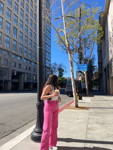 Pink Flowy Pants Outfit, Straight Fit Jeans Outfit, Pink Flared Pants, Fit Jeans Outfit, Style Pink Pants, City Summer Outfits, Flowy Pants Outfit, Outfit Inspo Pink, Pink Pants Outfit