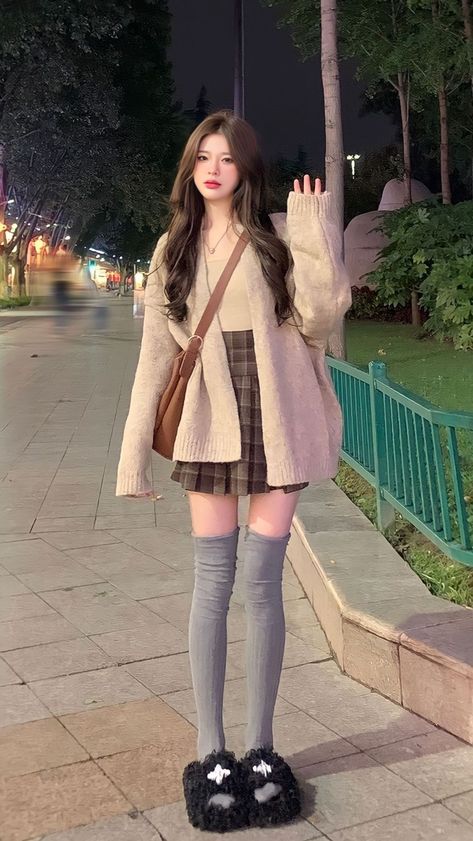 Profile picture Ulzzang Fashion Winter, Korean Street Fashion Women Skirts, Korean Girly Girl Outfits, Korean Girl Fashion Winter, Uzzlang Outfits, Uzzlang Fashion, Normcore Outfits, Korean Winter Outfits, Korean Fashion Ulzzang