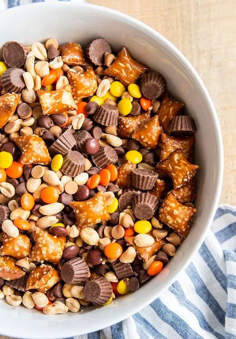 Slow Cooker Trail Mix Recipes, Peanut Butter Mix Ins, Fall Snack Mixes Gluten Free, Breakfast Trail Mix Recipes, Tail Mix Recipes, Pretzel Trail Mix Recipe, Candy Trail Mix Recipe, Healthy School Snacks For Classroom, Business Meeting Snacks Ideas