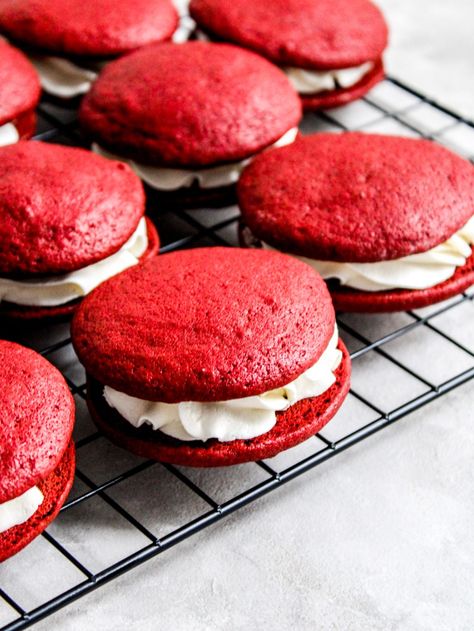 Red velvet whoopie pies on wire rack Red Velvet Whoopie Pie Recipe, Whoopie Pies Recipe, Whoopie Pie Filling, Red Velvet Cakes, Velvet Cakes, Red Velvet Whoopie Pies, Whoopie Pie Recipe, Cake Form, Moon Pies