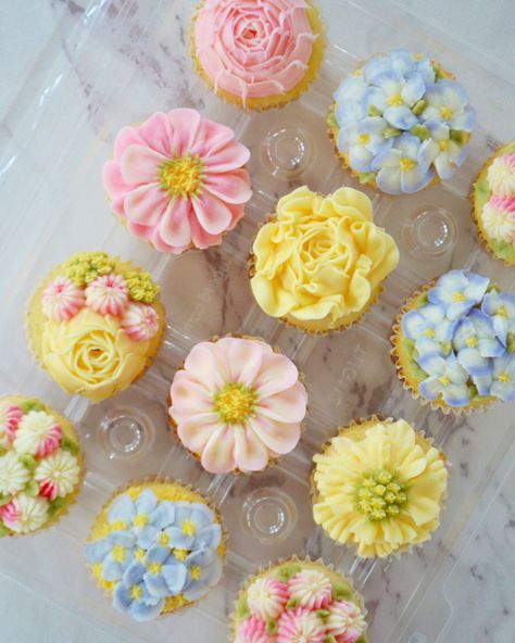 Spring Floral Cupcakes, Spring Flower Cupcakes, Wild Flower Cupcakes, Simple Flower Cupcakes, Spring Cupcake Ideas, Wildflower Cupcakes, Butterfly Sweet 16, Pretty Baking, Bright Spring Flowers