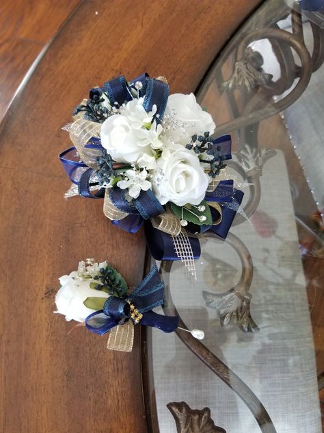 Gold Corsage Prom, Formal Corsage, Formal Inspiration, Gold Corsage, Blue Corsage, Corsage Ideas, White Corsage, Homecoming Flowers, Prom Corsages