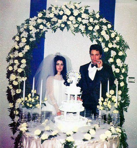 Presley Wedding, Priscilla Presley Wedding, Elvis Priscilla, Elvis Wedding, Elvis And Me, Elvis Presley Family, 1960s Wedding, Elvis And Priscilla, Elvis Presley Photos