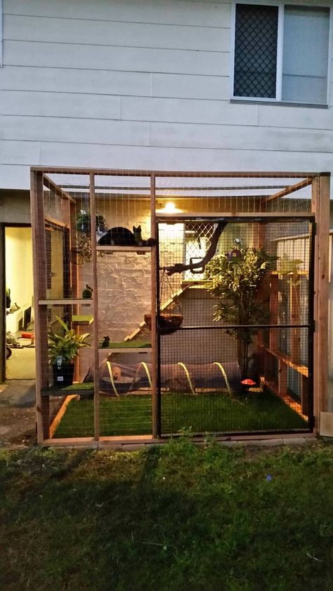 (ad) Cat Fence is the only fence for cats with a pivoting arched top (patented) to ensure your cats won't escape. Our outdoor cat fence enclosure can ... Katt Diy, Katt Grejer, Koti Diy, Cat Patio, Outdoor Cat Enclosure, Cat House Diy, Cat Run, Outdoor Cat House, Cat Playground