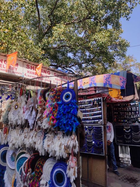 #streetmarket #delhimarket #streetshopping #delhi Janpath Market, Delhi Market, Snap Food, New Delhi, Summer Vacation, Dream Catcher, Instagram Story, Marketing, Quick Saves