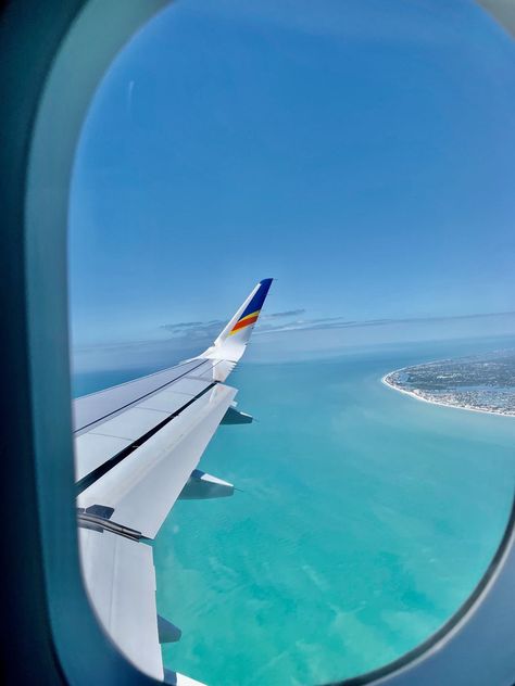 Airplane window overlooking ocean and beach in Florida Preppy Summer Pics, Clear Ocean Water, Tropical Place, Preppy Vacation, Preppy Travel, Happy Vacation, Beach Wall Collage, Travel Airplane, Clearwater Beach Florida