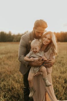 Fall Photoshoot Family, Sunset Family Photos, Outdoor Family Photoshoot, First Family Photos, Family Photos With Baby, Family Photoshoot Poses, Fall Family Portraits, Family Maternity Photos, Family Portrait Poses