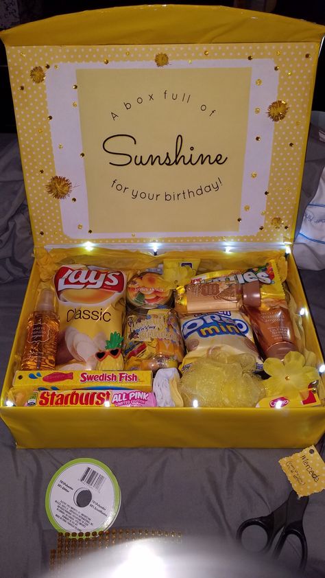 For the yellow lover or just to provide some sunshine on a loved ones birthday. Take their favorite snacks, treats, or beauty items in yellow. I used battery powered dollar tree string lights to illuminate the box. Diy Birthday Box, Sunshine Gifts, Diy Christmas Gifts For Boyfriend, Homemade Birthday Gifts, Diy Anniversary Gift, Birthday Presents For Friends, Anniversaire Diy, Diy Best Friend Gifts, Cool Gifts For Teens