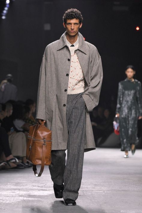 Slacks Outfit, High Fashion Runway, Grey Slacks, Coat Outfits, Going Out Outfits, Milan Fashion Week, World Of Fashion, Bottega Veneta, Runway Fashion